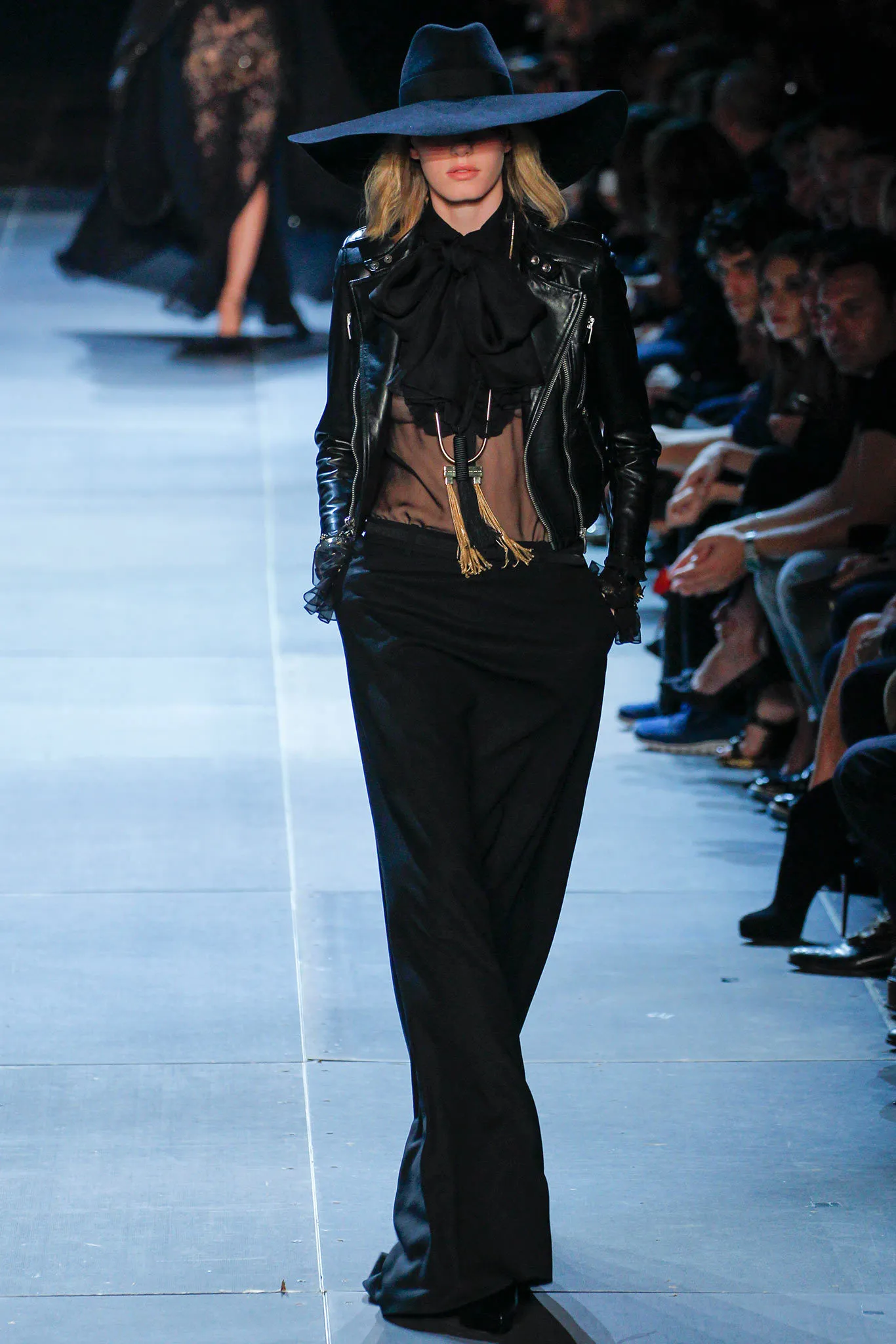 Look 16